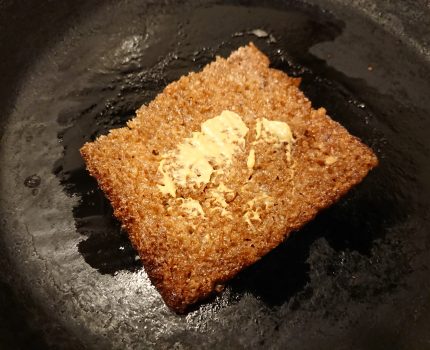 炭水化物の分け方は指でコネコネしてどれくらいこびりつくか