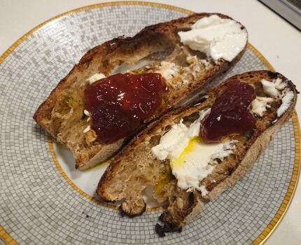 肉に玉ねぎ、パンにイチゴジャム