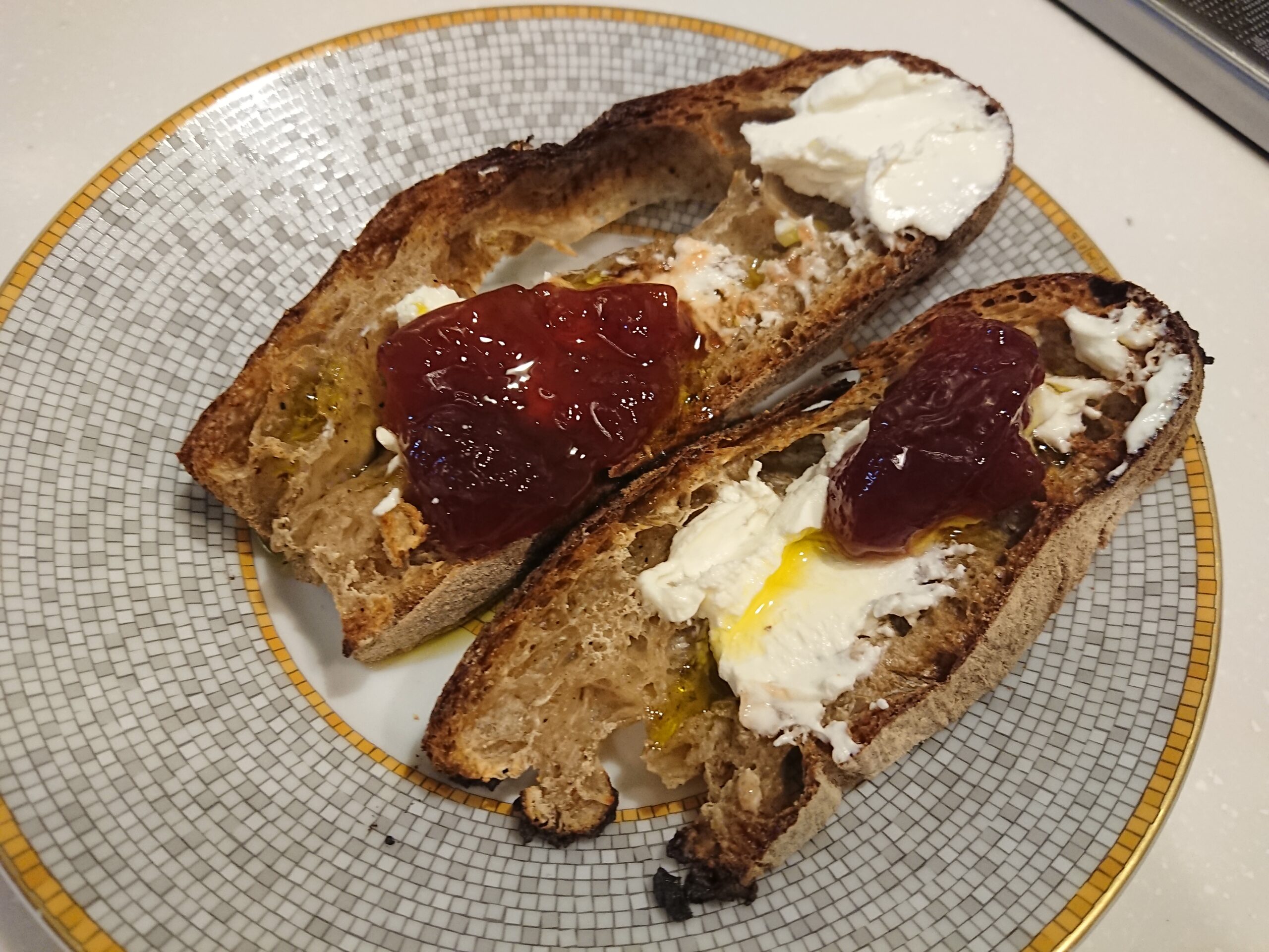 肉に玉ねぎ、パンにイチゴジャム